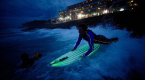 Neon Surfing Night à Bondi Beach en Australie