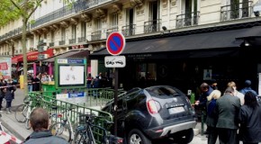 Une voiture tombe dans une entrée de métro