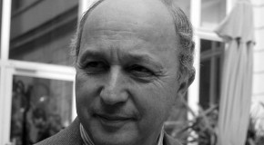 Laurent Fabius corrige Europe 1 en direct