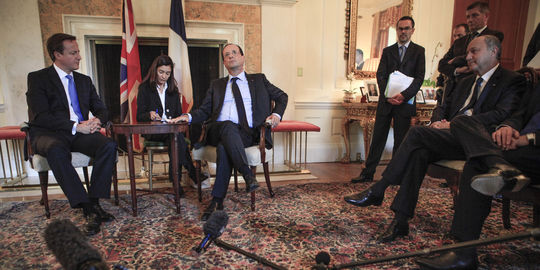 1704692_3_795b_francois-hollande-a-rencontre-a-washington-le_863dbf8c066c5d2911f1ea0994d6c4a3 1704692 3 795b francois hollande a rencontre a washington le 863dbf8c066c5d2911f1ea0994d6c4a3 Cameron nargue Hollande en sortant le tapis rouge aux riches français