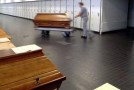 Une femme obèse déclenche un incendie lors de sa crémation