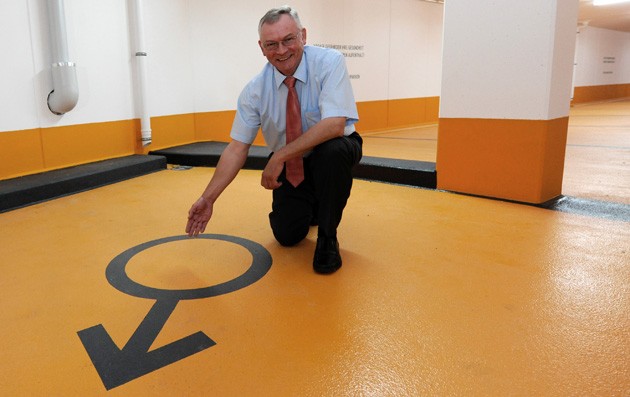 men-only-parking men only parking Le maire allemand qui créa les places de parkings réservées aux femmes