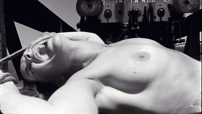 56666684 Une femme séquestrée prévient la police en jetant des petits mots par la fenêtre