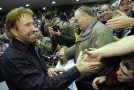Chuck Norris apporte son « soutien » à Mitt Romney