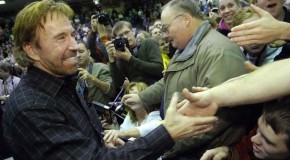 Chuck Norris apporte son « soutien » à Mitt Romney