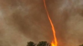 Une tornade de feu dans le désert australien
