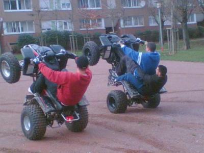 En quad, il roule sur une voiture de police pour senfuir En quad, il roule sur une voiture de police pour senfuir