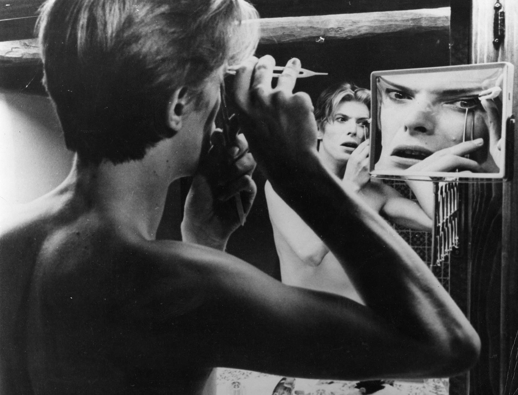 Bowie in bathroom David Bowie: le retour du génie programmé pour mars