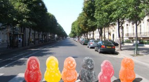 Elle partage ses bonbons et sauve la vie de son père !