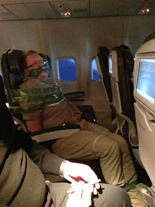  Un passager bourré se fait scotcher à son siège par les autres voyageurs dans un avion