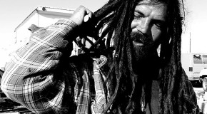 Un rasta blanc étrangle sa gonzesse avec ses dreadlocks