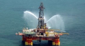 Une plateforme pétrolière coule avec son équipage dans le golf Persique.