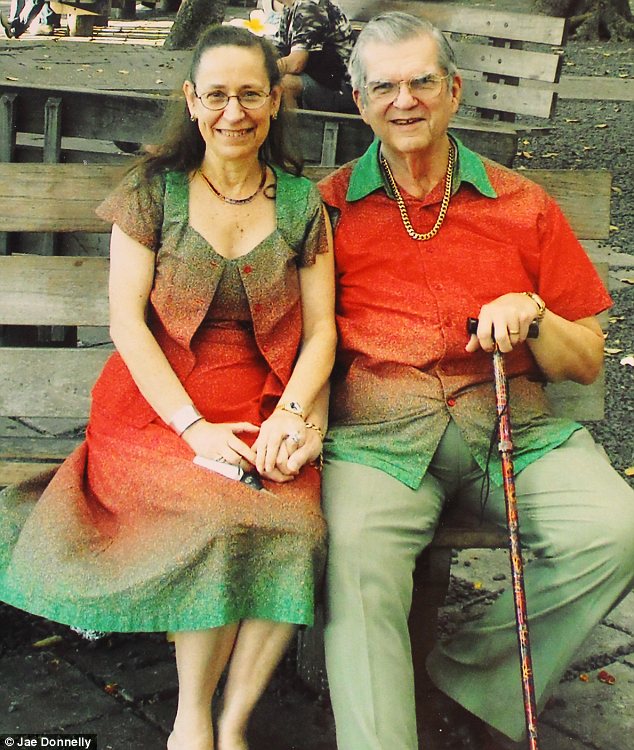 Les Feartherstone portent les mêmes vêtements depuis 1977 article 2317125 19970EE9000005DC 146 634x750 Les Feartherstone portent les mêmes vêtements depuis 1977