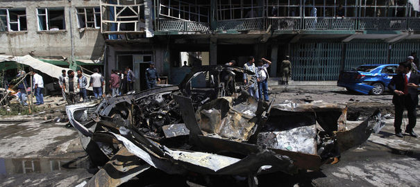 Le gouvernement afghan sous pression après l’attaque du Palais présidentiel 2434278 afghan policemen stand guard at the site of a suicide attack in kabul Le gouvernement afghan sous pression après l’attaque du Palais présidentiel