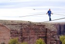 Funambulisme: traversée du Grand Canyon sans harnais de sécurité