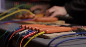 Jouer de l’electro avec de la charcuterie