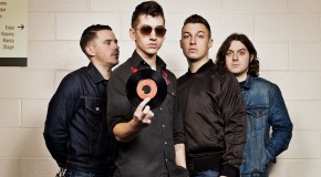 Alex Turner et Josh Homme ensemble sur le nouveau Arctic Monkeys