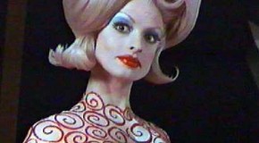 Il trompe sa femme avec une extra-terrestre