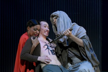 LES CONTES DE LA LUNE VAGUE APRES LA PLUIE - 
Compositeur : Xavier DAYER - 
Livret : Alain PERROUX - 
Direction musicale : Jean-Philippe WURTZ - 
Mise en scene : Vincent HUGUET - 
Decors : Richard PEDUZZI - 
Costumes : Caroline de VIVAISE - 
Lumieres : Bertrand COUDERC - 
Orchestre : Ensemble Linea - 
Avec : 
Taeill KIM (Genjuro) - 
Louanda SIQUEIRA (Princesse Wakasa) - 
David TRICOU - 
Le 16 05 2015 - 
A l Opera Comique - 
Photo : Vincent PONTET -