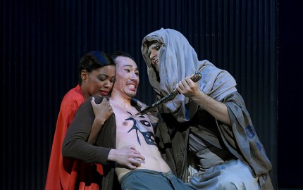 LES CONTES DE LA LUNE VAGUE APRES LA PLUIE - 
Compositeur : Xavier DAYER - 
Livret : Alain PERROUX - 
Direction musicale : Jean-Philippe WURTZ - 
Mise en scene : Vincent HUGUET - 
Decors : Richard PEDUZZI - 
Costumes : Caroline de VIVAISE - 
Lumieres : Bertrand COUDERC - 
Orchestre : Ensemble Linea - 
Avec : 
Taeill KIM (Genjuro) - 
Louanda SIQUEIRA (Princesse Wakasa) - 
David TRICOU - 
Le 16 05 2015 - 
A l Opera Comique - 
Photo : Vincent PONTET -