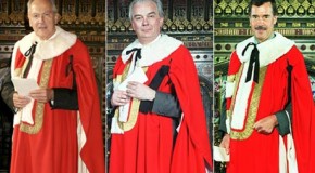 Royaume-Uni: La reine célébrée, le Parlement entaché